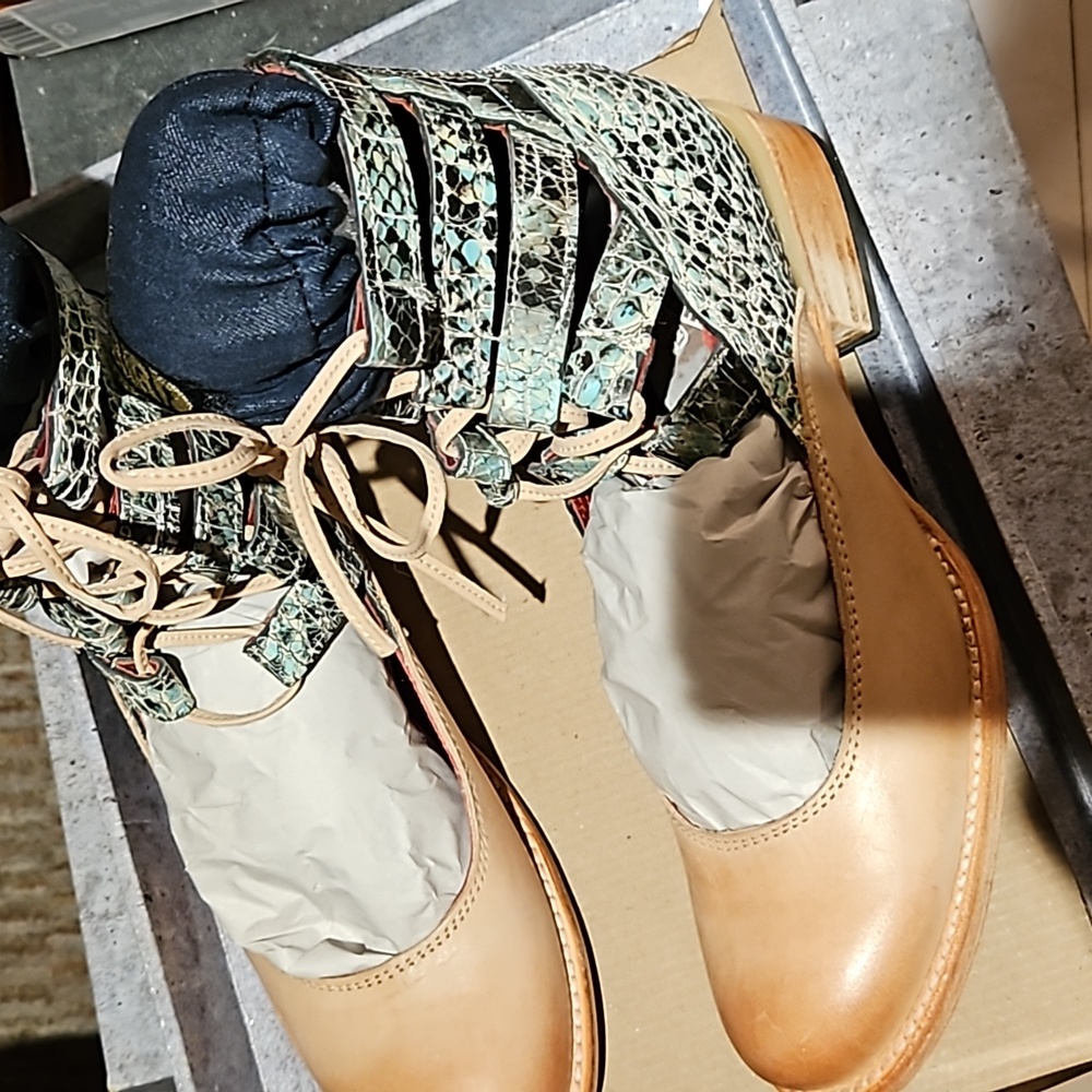 Freebird Malone taupe multi flat/tie up size 8